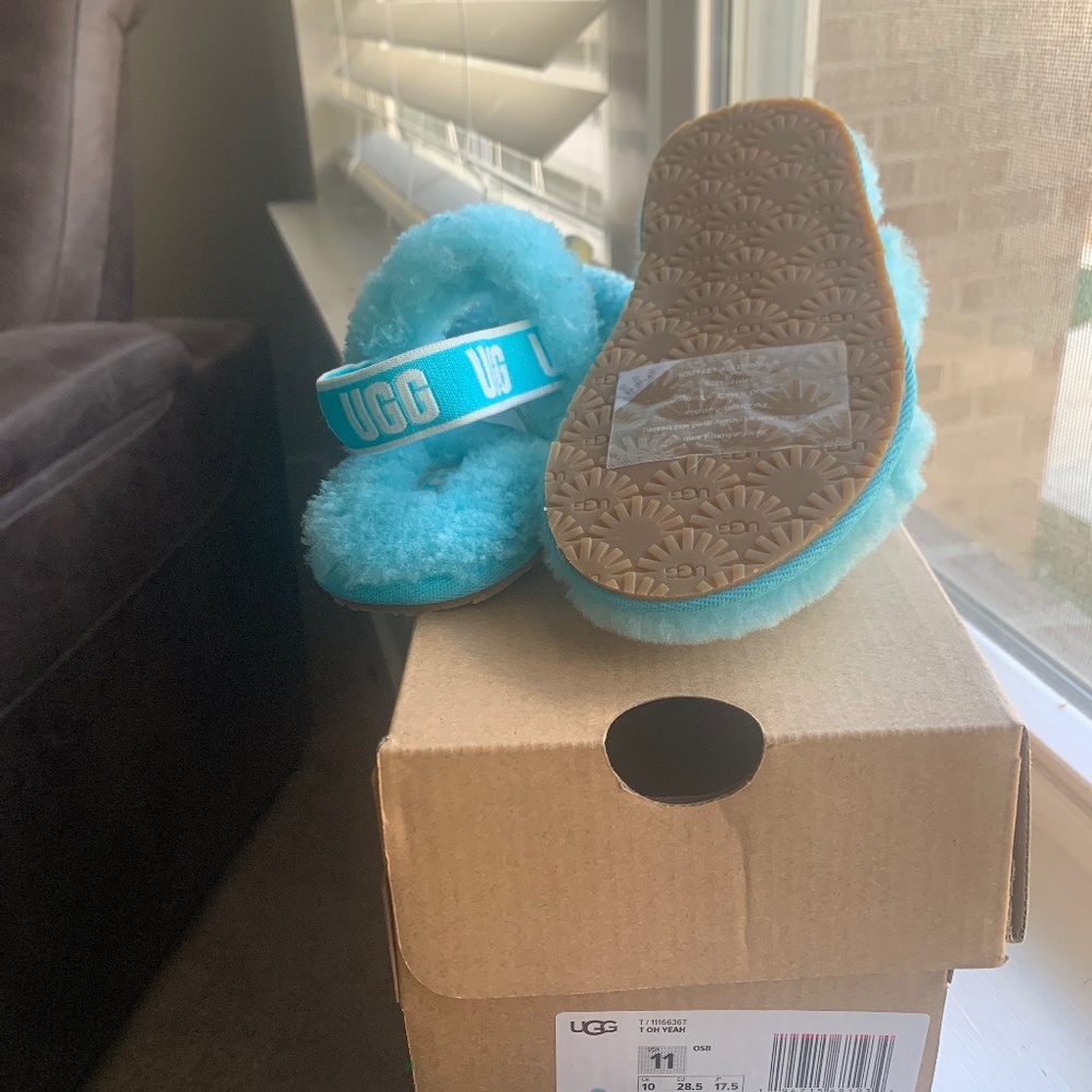 Ugg fluff sandals